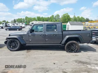 2024 Jeep Gladiator Sport с VIN 1C6HJTAG0RL131543, выставлен на аукционе IAAI как лот 42090629 с пробегом 8 546 миль миль и . История ставок и продаж доступна на DreamBid. Изображение 15.