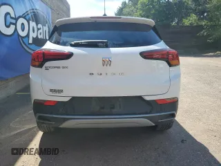 2024 Buick Encore GX Preferred z VIN KL4AMCSL3RB196321, wystawiony jako Copart lot #62962145 z przebiegiem 17 810 mil mil oraz Czysty tytuł • Clean title. Historia ofert i sprzedaży dostępna na DreamBid. Obrazek 6.