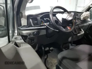 2023 Ford Transit Cargo z VIN 1FTBR1Y82PKB80689, wystawiony jako Copart lot #64601645 z przebiegiem 14 074 mil mil oraz Czysty tytuł • Clean title. Historia ofert i sprzedaży dostępna na DreamBid. Obrazek 8.