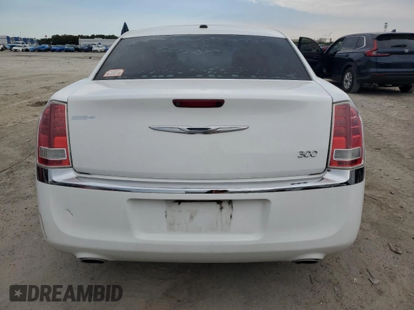2014 Chrysler 300 z VIN 2C3CCAAG6EH335857, wystawiony jako Copart lot #58770385 z przebiegiem 206 547 mil mil oraz Szkoda całkowita • Salvage title. Historia ofert i sprzedaży dostępna na DreamBid. Obrazek 6.