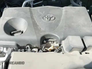 2022 Toyota RAV4 XLE Premium z VIN 2T3C1RFV6NC182647, wystawiony jako IAAI lot #43131067 z przebiegiem 35 699 mil mil oraz . Historia ofert i sprzedaży dostępna na DreamBid. Obrazek 19.