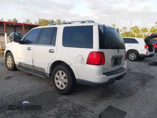 2004 Lincoln Navigator Luxury with VIN 5LMFU27RX4LJ34879, listed as a IAAI auction lot 42024945 with 154,667 mi miles. Bid and sale history available at carsss.com. Image 3.