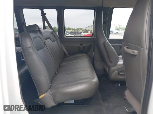 2020 Chevrolet Express Passenger LS z VIN 1GAZGNFP7L1212812, wystawiony jako IAAI lot #42263328 z przebiegiem 350 936 mil mil oraz . Historia ofert i sprzedaży dostępna na DreamBid. Obrazek 8.