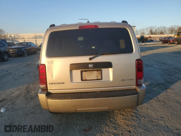 2010 Dodge Nitro SE z VIN 1D4PT2GK0AW104045, wystawiony jako Copart lot #46216635 z przebiegiem 170 533 mil mil oraz Szkody całkowita. Historia ofert i sprzedaży dostępna na DreamBid. Obrazek 6.