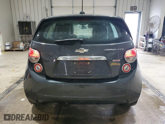 2016 Chevrolet Sonic LTZ z VIN 1G1JE6SB3G4108552, wystawiony jako Copart lot #57843505 z przebiegiem 101 897 mil mil oraz Szkoda całkowita • Salvage title. Historia ofert i sprzedaży dostępna na DreamBid. Obrazek 6.