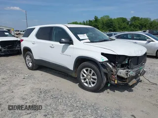 2018 Chevrolet Traverse LS z VIN 1GNERFKW6JJ106701, wystawiony jako IAAI lot #42135008 z przebiegiem 141 426 mil mil oraz . Historia ofert i sprzedaży dostępna na DreamBid. Obrazek 1.