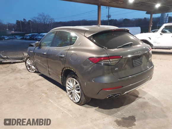 2021 Maserati Levante GranLusso with VIN ZN661XUL4MX372196, listed as a IAAI auction lot 41012396 with 37,600 mi miles. Bid and sale history available at carsss.com. Image 3.