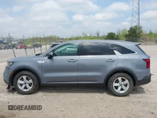 2022 Kia Sorento LX z VIN 5XYRG4LCXNG107106, wystawiony jako IAAI lot #42279041 z przebiegiem 83 189 mil mil oraz . Historia ofert i sprzedaży dostępna na DreamBid. Obrazek 14.