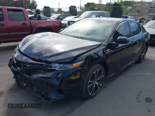 2018 Toyota Camry LE z VIN 4T1B11HK2JU002873, wystawiony jako IAAI lot #41637537 z przebiegiem 136 950 mil mil oraz . Historia ofert i sprzedaży dostępna na DreamBid. Obrazek 2.