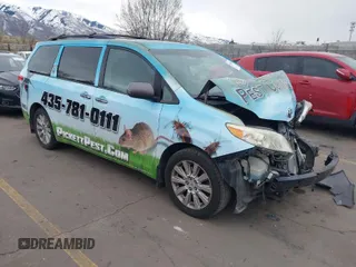 2012 Toyota Sienna XLE with VIN 5TDDK3DC3CS033755, listed as a IAAI auction lot 41815132 with 189,777 mi miles. Bid and sale history available at carsss.com. Image 1.