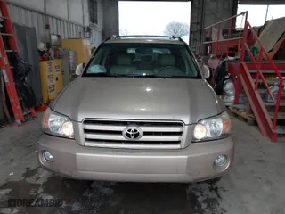 2005 Toyota Highlander with VIN JTEDP21A750075961, listed as a IAAI auction lot 41252234 with 139,777 mi miles. Bid and sale history available at carsss.com. Image 6.