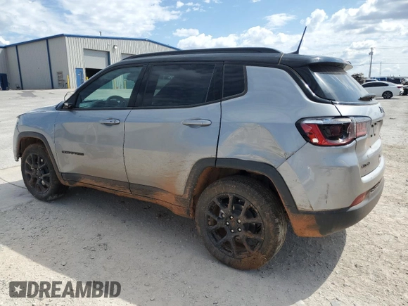 2024 Jeep Compass Latitude z VIN 3C4NJDBN9RT588189, wystawiony jako Copart lot #50189415 z przebiegiem 15 039 mil mil oraz Szkoda całkowita • Salvage title. Historia ofert i sprzedaży dostępna na DreamBid. Obrazek 2.