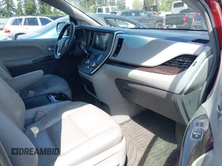 2017 Toyota Sienna XLE z VIN 5TDDZ3DC8HS174064, wystawiony jako IAAI lot #42176251 z przebiegiem 193 220 mil mil oraz . Historia ofert i sprzedaży dostępna na DreamBid. Obrazek 5.