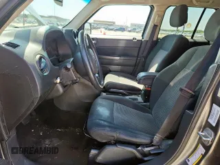 2014 Jeep Patriot High Altitude z VIN 1C4NJPFA3ED624371, wystawiony jako Copart lot #61250965 z przebiegiem 169 148 mil mil oraz Szkoda całkowita • Salvage title. Historia ofert i sprzedaży dostępna na DreamBid. Obrazek 7.
