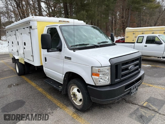 2018 Ford Econoline Commercial z VIN 1FDXE4FS9JDC33221, wystawiony jako Copart lot #47133205 z przebiegiem 117 611 mil mil oraz Czysty tytuł • Clean title. Historia ofert i sprzedaży dostępna na DreamBid. Obrazek 1.