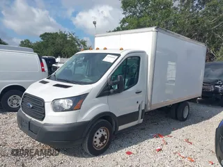 2019 Ford Transit z VIN 1FDBF8ZM6KKA67975, wystawiony jako IAAI lot #42294894 z przebiegiem 108 670 mil mil oraz . Historia ofert i sprzedaży dostępna na DreamBid. Obrazek 17.