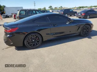 2022 BMW M8 Competition z VIN WBSAE0C08NCK00673, wystawiony jako Copart lot #61285334 z przebiegiem Nie podano mil oraz Szkoda całkowita • Salvage title. Historia ofert i sprzedaży dostępna na DreamBid. Obrazek 3.