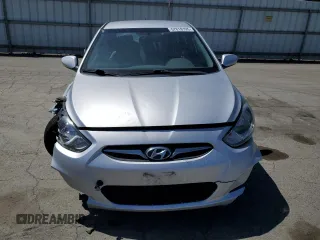 2013 Hyundai Accent GLS z VIN KMHCT4AE5DU416853, wystawiony jako Copart lot #57818195 z przebiegiem 84 550 mil mil oraz Szkoda całkowita • Salvage title. Historia ofert i sprzedaży dostępna na DreamBid. Obrazek 5.