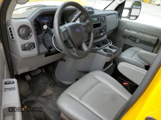 2022 Ford Econoline Cargo z VIN 1FDWE3FN6NDC11716, wystawiony jako Copart lot #57756385 z przebiegiem 89 924 mil mil oraz Tytuł czysty. Historia ofert i sprzedaży dostępna na DreamBid. Obrazek 8.