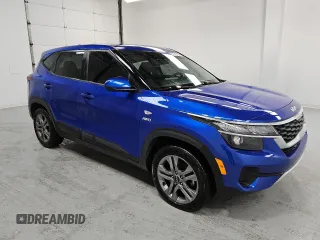 2023 Kia Seltos LX z VIN KNDEPCAA4P7462072, wystawiony jako Copart lot #46909565 z przebiegiem 54 268 mil mil oraz Tytuł czysty. Historia ofert i sprzedaży dostępna na DreamBid. Obrazek 4.