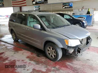 2013 Chrysler Town & Country Touring z VIN 2C4RC1BG2DR554912, wystawiony jako Copart lot #56897675 z przebiegiem 136 299 mil mil oraz Szkody całkowita. Historia ofert i sprzedaży dostępna na DreamBid. Obrazek 4.