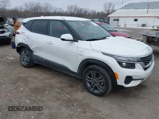 2023 Kia Seltos LX z VIN KNDEPCAA0P7449402, wystawiony jako IAAI lot #41413776 z przebiegiem 32 106 mil mil oraz . Historia ofert i sprzedaży dostępna na DreamBid. Obrazek 1.