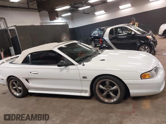 1995 Ford Mustang z VIN 1FALP45T8SF226134, wystawiony jako IAAI lot #42378456 z przebiegiem 34 868 mil mil oraz . Historia ofert i sprzedaży dostępna na DreamBid. Obrazek 13.