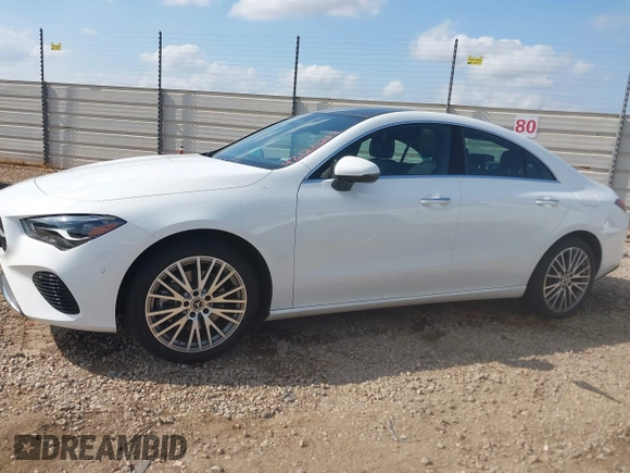2025 Mercedes-Benz CLA 250 z VIN W1K5J4GB5SN513578, wystawiony jako IAAI lot #42120213 z przebiegiem 18 216 mil mil oraz . Historia ofert i sprzedaży dostępna na DreamBid. Obrazek 14.