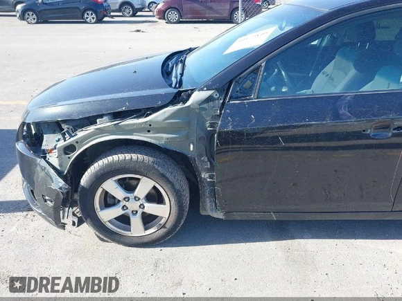2014 Chevrolet Cruze 1LT z VIN 1G1PC5SB0E7324204, wystawiony jako IAAI lot #42194259 z przebiegiem 162 040 mil mil oraz . Historia ofert i sprzedaży dostępna na DreamBid. Obrazek 13.