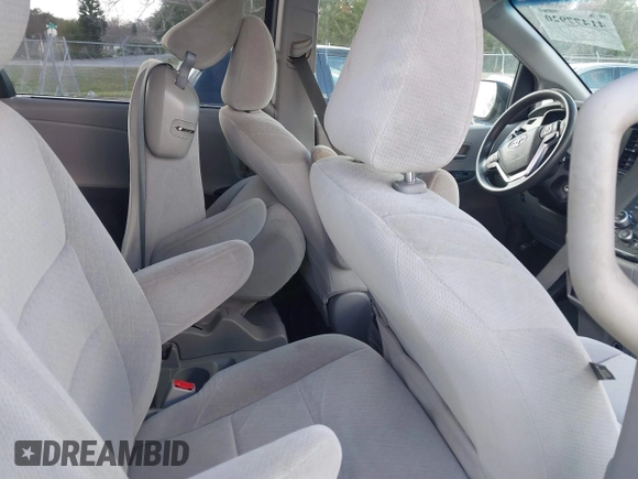 2015 Toyota Sienna LE AAS z VIN 5TDKK3DCXFS653627, wystawiony jako IAAI lot #41477920 z przebiegiem Nie podano mil oraz . Historia ofert i sprzedaży dostępna na DreamBid. Obrazek 8.