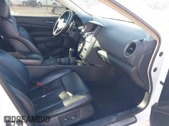 2010 Nissan Maxima SV z VIN 1N4AA5AP8AC872250, wystawiony jako IAAI lot #41572727 z przebiegiem 234 150 mil mil oraz . Historia ofert i sprzedaży dostępna na DreamBid. Obrazek 5.