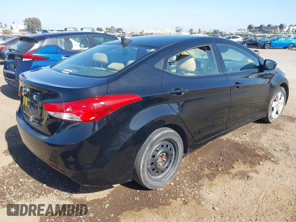2013 Hyundai Elantra GLS z VIN KMHDH4AEXDU933572, wystawiony jako IAAI lot #42394567 z przebiegiem Nie podano mil oraz . Historia ofert i sprzedaży dostępna na DreamBid. Obrazek 4.