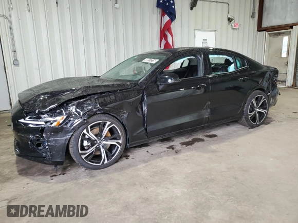 2024 Volvo S60 Core Dark Theme z VIN 7JRL12TK7RG324393, wystawiony jako Copart lot #49817315 z przebiegiem 14 985 mil mil oraz Szkoda całkowita • Salvage title. Historia ofert i sprzedaży dostępna na DreamBid. Obrazek 1.