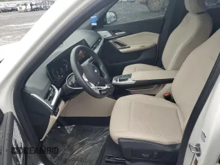 2024 BMW X1 xDrive28i z VIN WBX73EF05R5Y30843, wystawiony jako Copart lot #51692185 z przebiegiem 8 573 mil mil oraz Szkoda całkowita • Salvage title. Historia ofert i sprzedaży dostępna na DreamBid. Obrazek 7.
