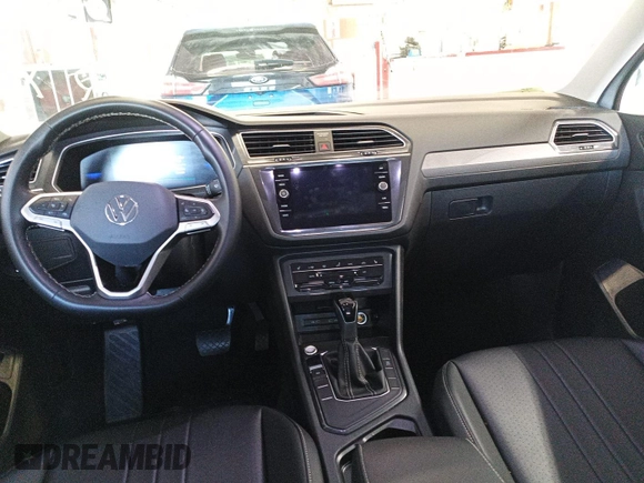 2024 Volkswagen Tiguan SE z VIN 3VV3B7AX7RM105271, wystawiony jako IAAI lot #42752403 z przebiegiem 27 050 mil mil oraz . Historia ofert i sprzedaży dostępna na DreamBid. Obrazek 45.