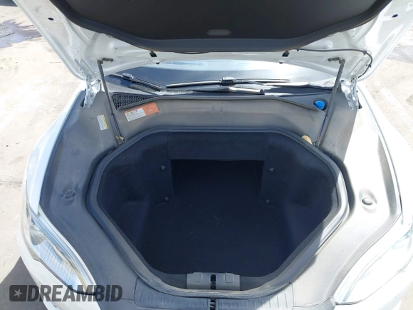 2014 Tesla Model S 60 z VIN 5YJSA1H13EFP33659, wystawiony jako IAAI lot #42101491 z przebiegiem 113 460 mil mil oraz . Historia ofert i sprzedaży dostępna na DreamBid. Obrazek 10.
