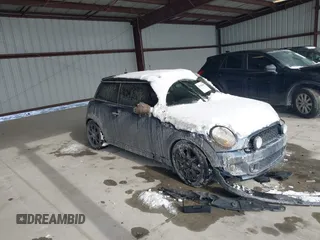 2011 MINI Hardtop S z VIN WMWSV3C58BTY14334, wystawiony jako IAAI lot #41388665 z przebiegiem 115 925 mil mil oraz . Historia ofert i sprzedaży dostępna na DreamBid. Obrazek 1.