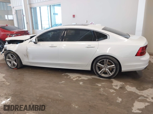 2019 Volvo S90 Momentum with VIN LVY102AK5KP081791, listed as a IAAI auction lot 41632562 with 117,384 mi miles. Bid and sale history available at carsss.com. Image 14.