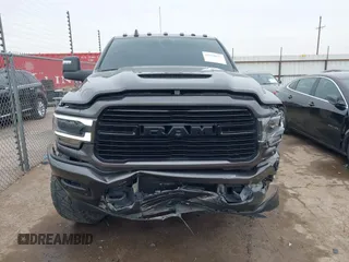 2024 Ram 2500 Laramie z VIN 3C6UR5FL1RG142556, wystawiony jako IAAI lot #41428812 z przebiegiem 42 004 mil mil oraz . Historia ofert i sprzedaży dostępna na DreamBid. Obrazek 13.