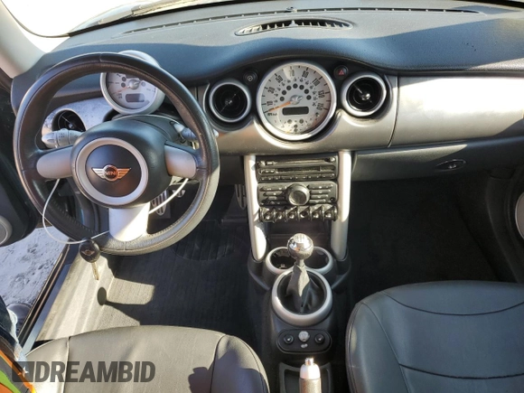 2005 MINI Hardtop S с VIN WMWRE33485TD91770, выставлен на аукционе Copart как лот 53641335 с пробегом 130 450 миль миль и Чистый • Clean title. История ставок и продаж доступна на DreamBid. Изображение 8.