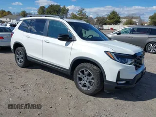 2024 Honda Passport TrailSport z VIN 5FNYF8H69RB016415, wystawiony jako IAAI lot #41701049 z przebiegiem 10 365 mil mil oraz . Historia ofert i sprzedaży dostępna na DreamBid. Obrazek 1.