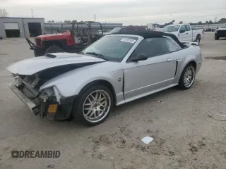 2004 Ford Mustang GT Deluxe z VIN 1FAFP45X74F177639, wystawiony jako Copart lot #45705345 z przebiegiem 179 535 mil mil oraz Szkody całkowita. Historia ofert i sprzedaży dostępna na DreamBid. Obrazek 1.