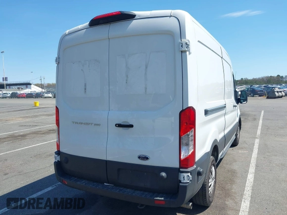 2024 Ford Transit Cargo z VIN 1FTBR1C84RKA39388, wystawiony jako IAAI lot #42069825 z przebiegiem 20 851 mil mil oraz . Historia ofert i sprzedaży dostępna na DreamBid. Obrazek 4.