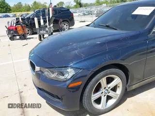 2013 BMW 3 Series 320i xDrive z VIN WBA3C3C54DF981821, wystawiony jako IAAI lot #42252523 z przebiegiem 109 260 mil mil oraz . Historia ofert i sprzedaży dostępna na DreamBid. Obrazek 6.