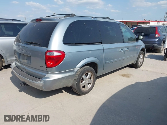 2005 Dodge Caravan SXT with VIN 2D4GP44L25R585797, listed as a IAAI auction lot 42025550 with 232,161 mi miles. Bid and sale history available at carsss.com. Image 4.