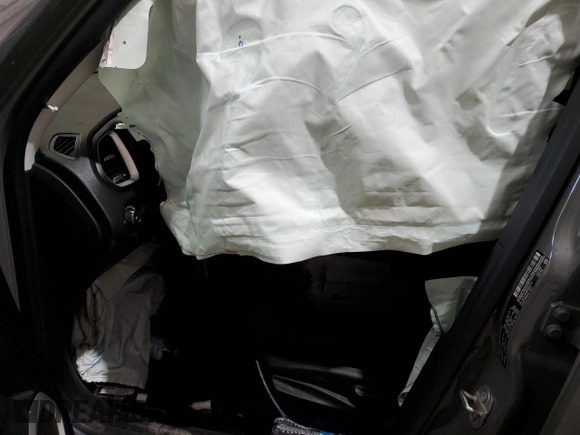 2021 Jeep Renegade Latitude z VIN ZACNJCBB5MPM22314, wystawiony jako Copart lot #52148495 z przebiegiem Nie podano mil oraz Szkoda całkowita • Salvage title. Historia ofert i sprzedaży dostępna na DreamBid. Obrazek 7.