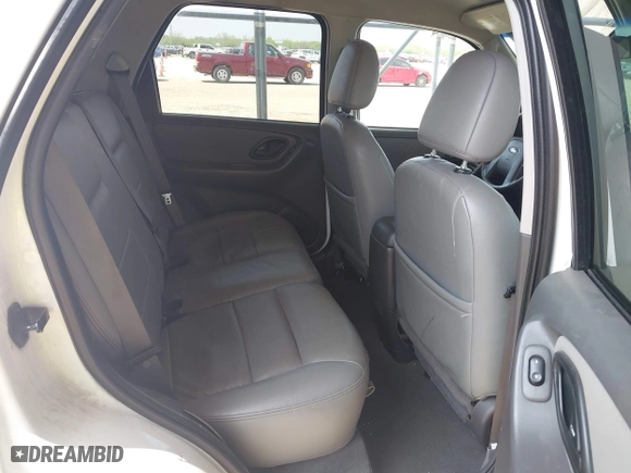 2005 Ford Escape XLT with VIN 1FMYU93155KA43398, listed as a IAAI auction lot 41930802 with 115,755 mi miles. Bid and sale history available at carsss.com. Image 8.