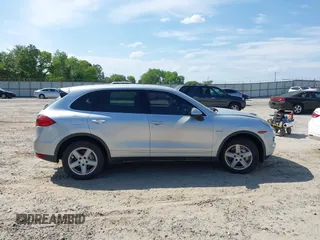 2012 Porsche Cayenne S Hybrid z VIN WP1AE2A20CLA92424, wystawiony jako IAAI lot #42315279 z przebiegiem 129 119 mil mil oraz . Historia ofert i sprzedaży dostępna na DreamBid. Obrazek 13.