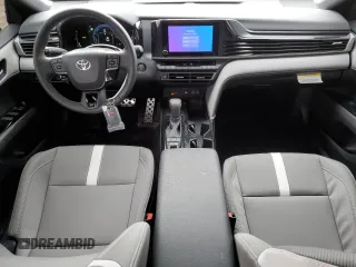 2025 Toyota Camry LE z VIN 4T1DBADK4SU016836, wystawiony jako Copart lot #50876625 z przebiegiem 7496 mil mil oraz Szkoda całkowita • Salvage title. Historia ofert i sprzedaży dostępna na DreamBid. Obrazek 8.