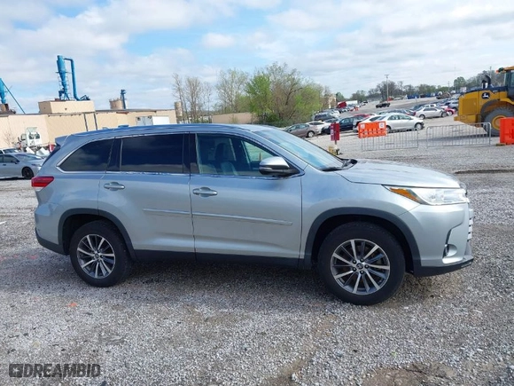 2019 Toyota Highlander SE with VIN 5TDKZRFH1KS556785, listed as a IAAI auction lot 41905657 with 52,681 mi miles. Bid and sale history available at carsss.com. Image 13.